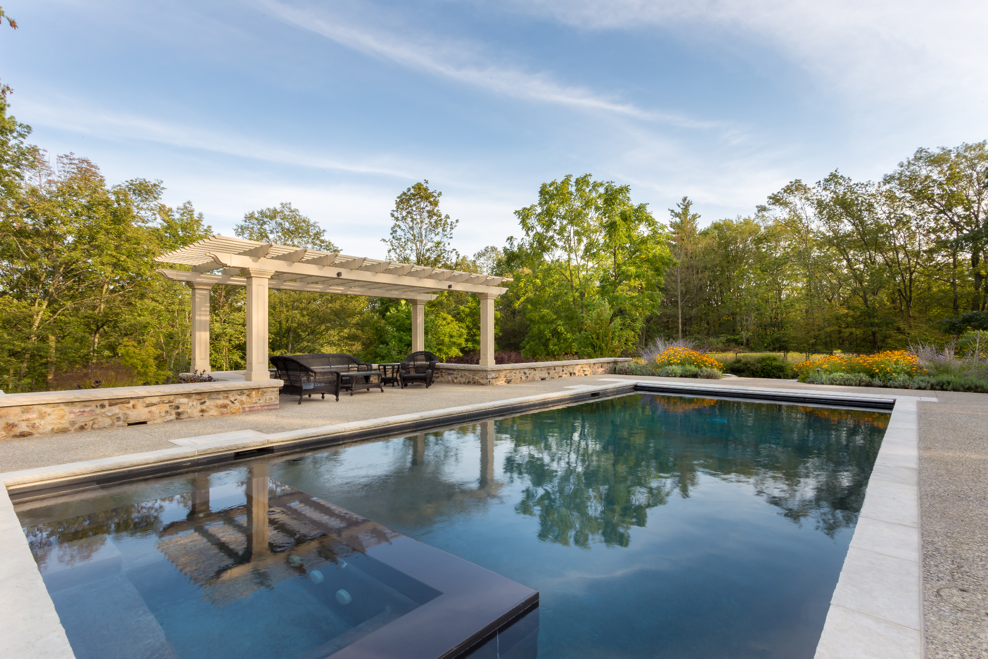 Integrated spa, pool and pergola lounge
